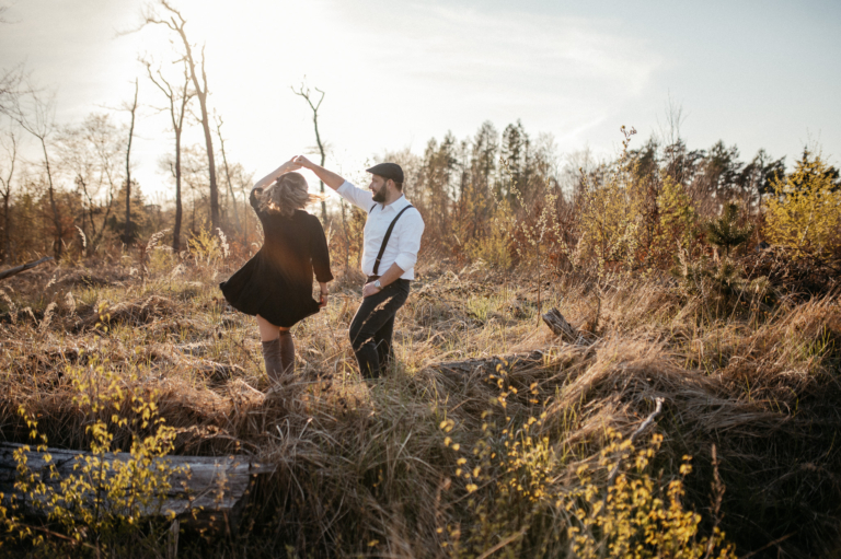 Couple Shooting Pia und Sebastian in Outdoor im Wald bei perfektem Sonnenlicht photoart hübner Kreis Mettmann Dein Fotograf 09