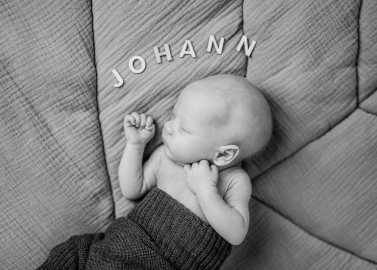 Darf ich vorstellen – Johann Neugeborenen Shooting im Atelier photoart hübner in Ratingen bei Düsseldorf 03