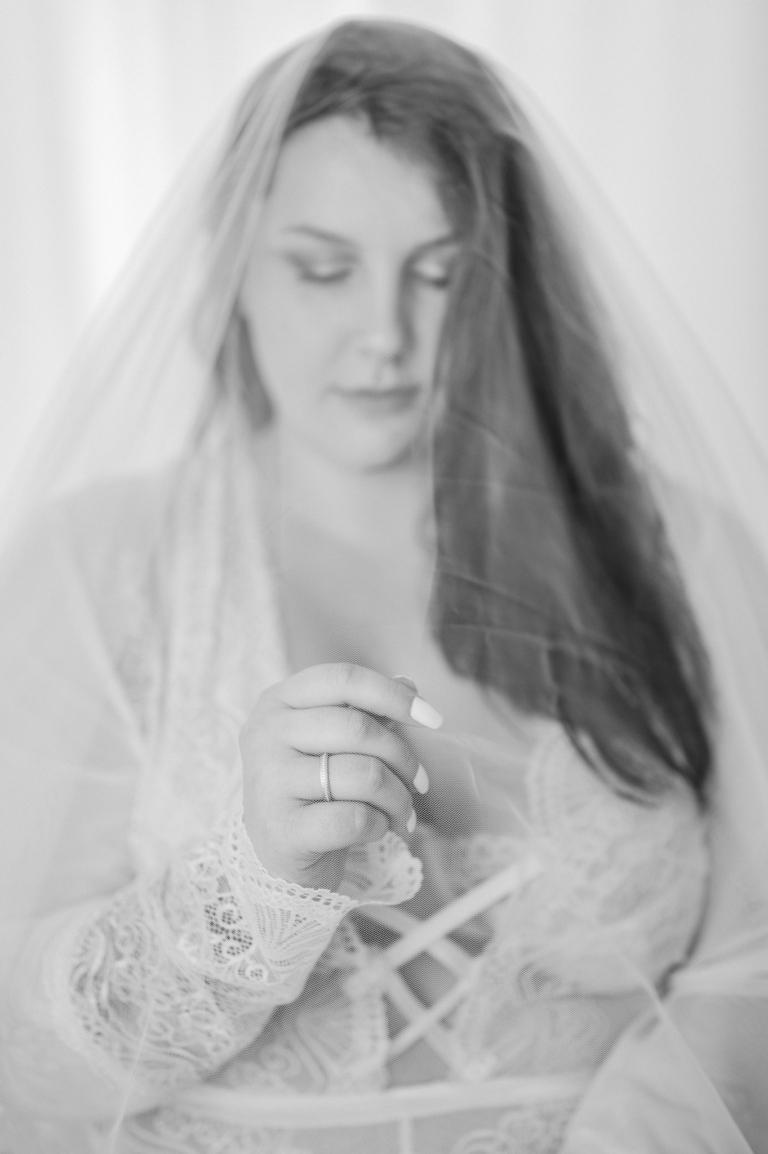 Ein Bridal Boudoir Shooting ist eine intime und sinnliche Art der Fotografie, die es Bräuten ermöglicht, sich von ihrer verführerischen und selbstbewussten Seite zu zeigen 4