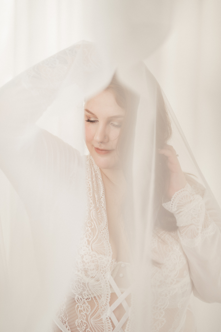 Ein Bridal Boudoir Shooting ist eine intime und sinnliche Art der Fotografie, die es Bräuten ermöglicht, sich von ihrer verführerischen und selbstbewussten Seite zu zeigen 7