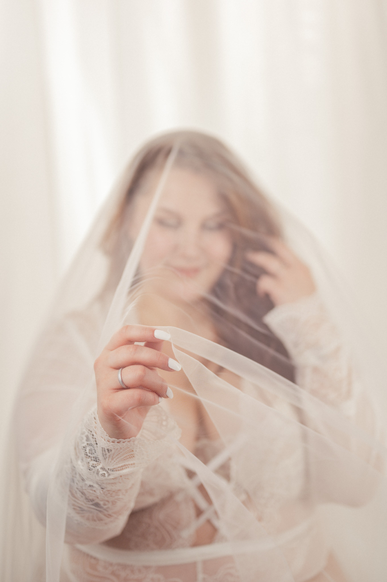 Ein Bridal Boudoir Shooting ist eine intime und sinnliche Art der Fotografie, die es Bräuten ermöglicht, sich von ihrer verführerischen und selbstbewussten Seite zu zeigen 9