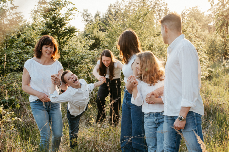 Familien Glück hoch 6 Outdoor Familien Shooting im Wald photoart hübner Dein Fotograf 13