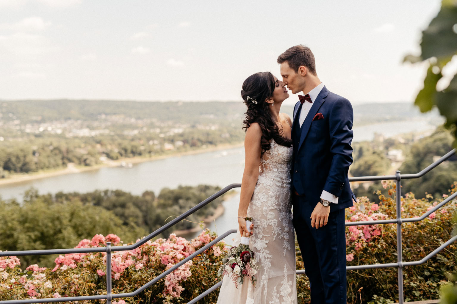 Hochzeit am Rolandsbogen – Marvin und Renan Hochzeitsreportage nahe Bonn photoart huebner Dein Hochzeitsfotograf 34 .jpg