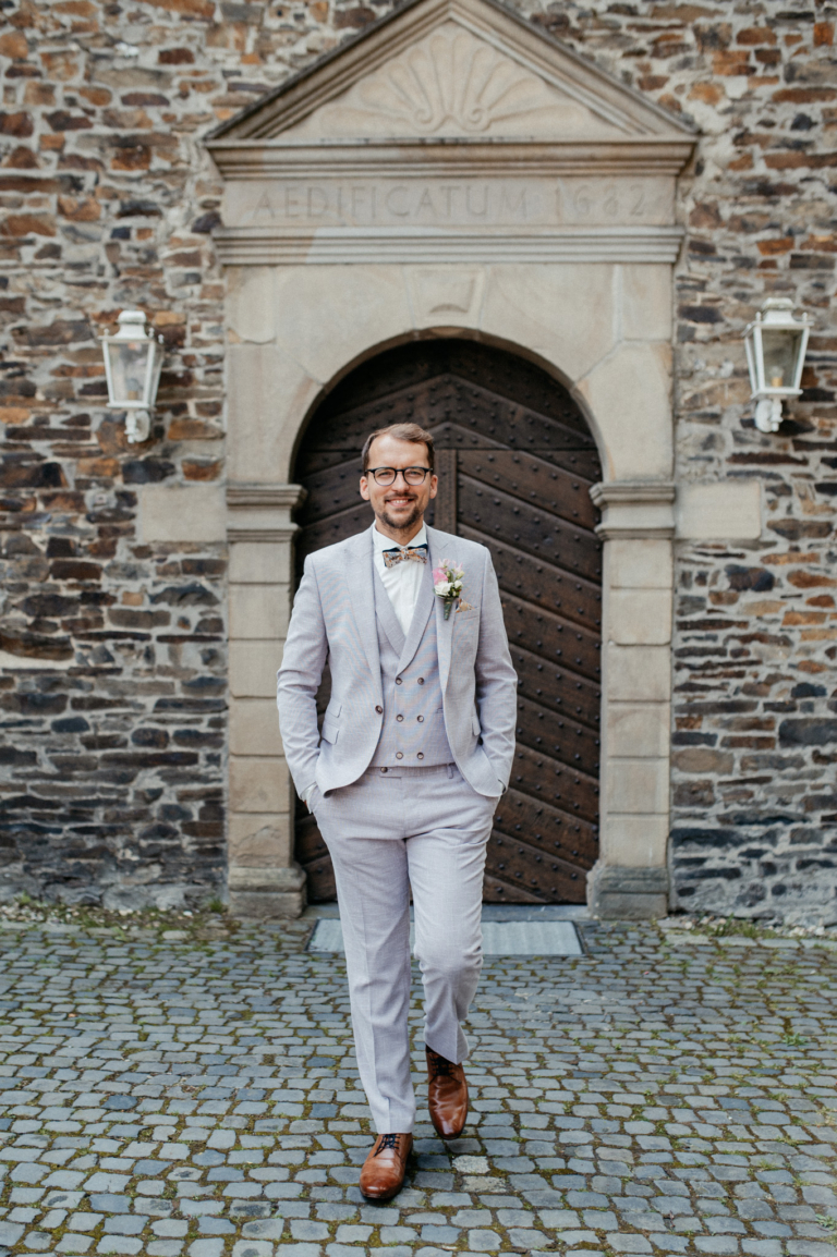 Hochzeitspaar Shooting auf Schloss Linnep in Ratingen durch photoart hübner Deine Hochzeitsfotografin in Deiner Nähe 03
