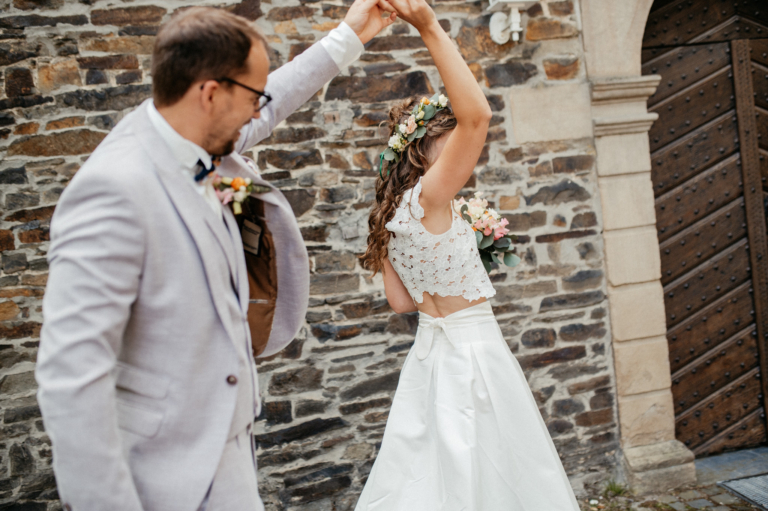 Hochzeitspaar Shooting auf Schloss Linnep in Ratingen durch photoart hübner Deine Hochzeitsfotografin in Deiner Nähe 15