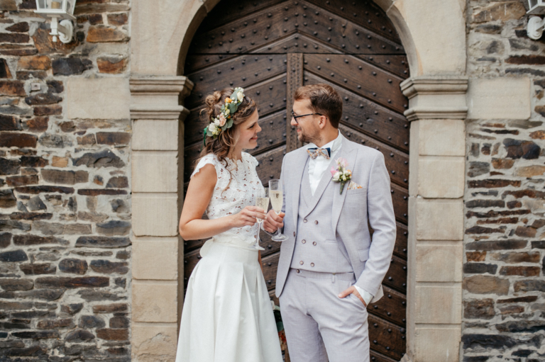 Hochzeitspaar Shooting auf Schloss Linnep in Ratingen durch photoart hübner Deine Hochzeitsfotografin in Deiner Nähe 25