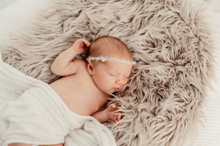 Little Sophia – Neugeborenen Shooting Familien Fotograf photoart hübner Atelier in Ratingen bei Düsseldorf 12