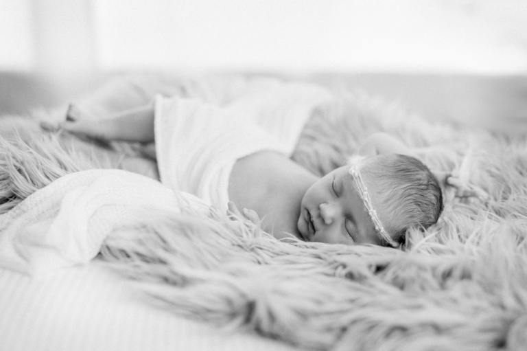 Little Sophia – Neugeborenen Shooting Familien Fotograf photoart hübner Atelier in Ratingen bei Düsseldorf 14