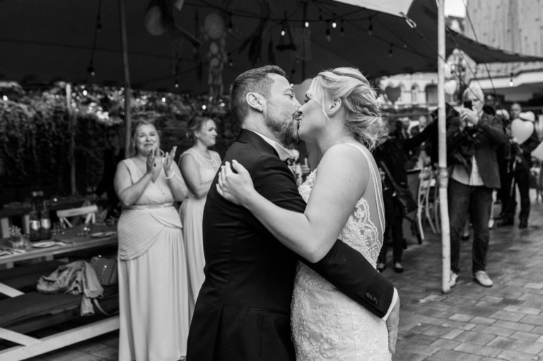 Mit dem Hochzeitsfotograf im Standesamt Ratingen emotionale Hochzeitsfotos von Sarah & Christian 16