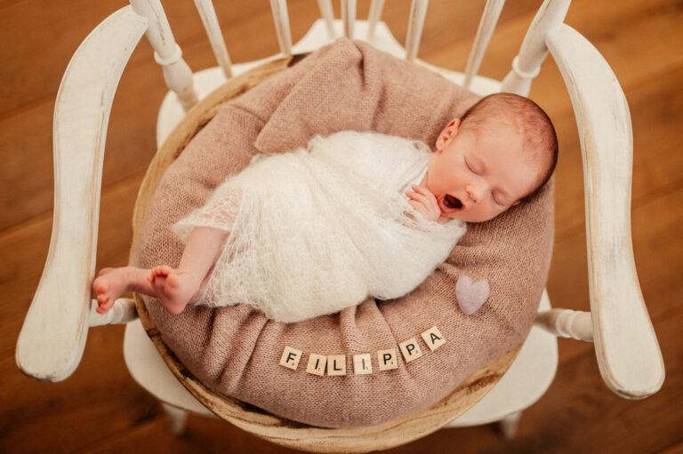 Neugeborenen Shooting mit der kleinen Filippa Newborn Shooting im Fotostudio photoart hübner 24