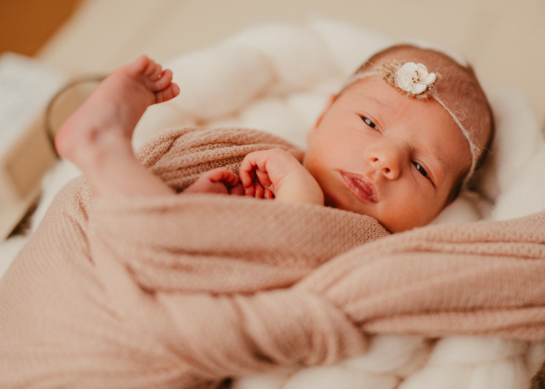 Neugeborenen Shooting mit der kleinen Lucy und Ihren stolzen Schwestern photoart hübner Dein Fotograf in NRW 04