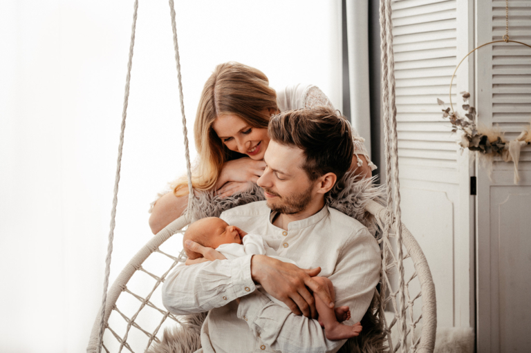 Neugeborenenfotografie – Was ist zu beachten Neugeborenenfotos im Fotostudio Junges Familienglück wird sichtbar photoart hübner 02