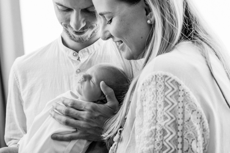 Neugeborenenfotografie – Was ist zu beachten Neugeborenenfotos im Fotostudio Junges Familienglück wird sichtbar photoart hübner 09