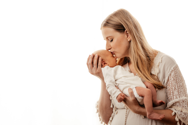 Neugeborenenfotografie – Was ist zu beachten Neugeborenenfotos im Fotostudio Junges Familienglück wird sichtbar photoart hübner 16