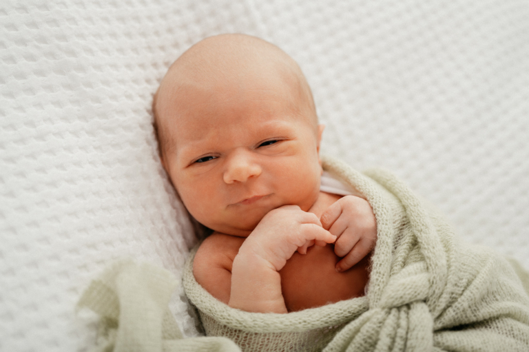 Neugeborenenfotografie – Was ist zu beachten Neugeborenenfotos im Fotostudio Junges Familienglück wird sichtbar photoart hübner 20