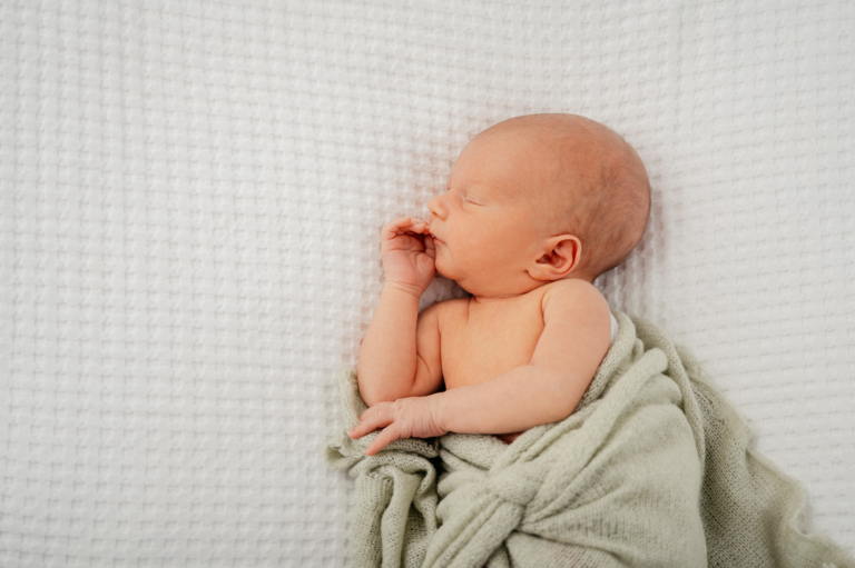 Neugeborenenfotografie – Was ist zu beachten Neugeborenenfotos im Fotostudio Junges Familienglück wird sichtbar photoart hübner 28