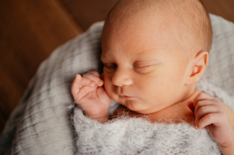 Neugeborenenfotografie – Was ist zu beachten Neugeborenenfotos im Fotostudio Junges Familienglück wird sichtbar photoart hübner 40