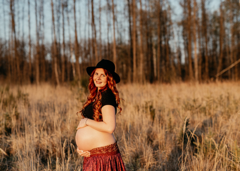 Schwangerschaft Fotoshooting bei Abendlicht Babybauch Fotos in der freien Natur photoart hübner Dein Fotograf 22