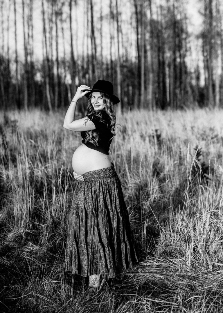 Schwangerschaft Fotoshooting bei Abendlicht Babybauch Fotos in der freien Natur photoart hübner Dein Fotograf 23