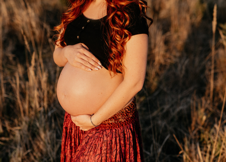 Schwangerschaft Fotoshooting bei Abendlicht Babybauch Fotos in der freien Natur photoart hübner Dein Fotograf 24