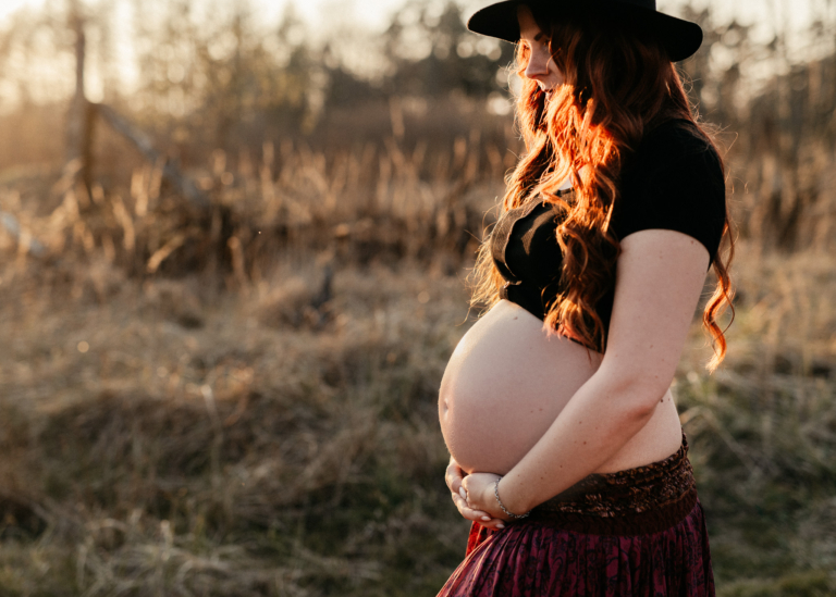 Schwangerschaft Fotoshooting bei Abendlicht Babybauch Fotos in der freien Natur photoart hübner Dein Fotograf 25