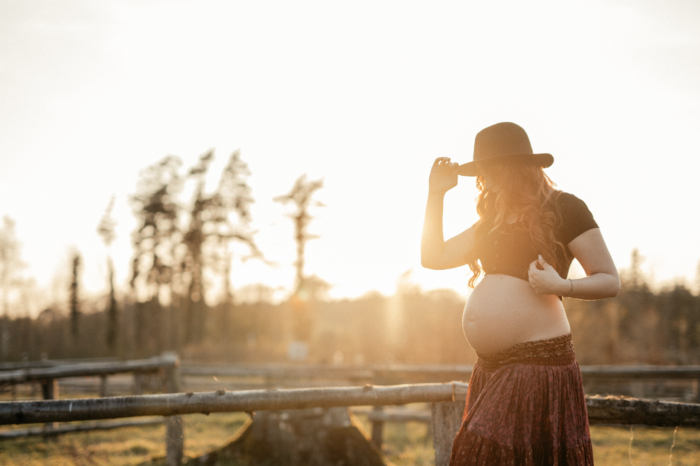 Schwangerschaft Fotoshooting bei Abendlicht Babybauch Fotos in der freien Natur photoart hübner Dein Fotograf 31