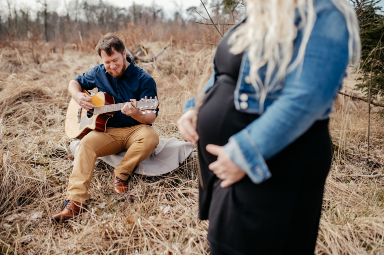 Schwangerschafts Shooting mit Tina, Niklas und seiner Gitarre photoart hüber Dein Ansprechpartner für Babybauch Fotos 09