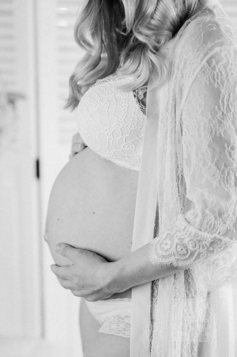 Sinnliches Schwangerschafts Shooting mit Jenni Babybauch Shooting mit Hut photoart hübner 09