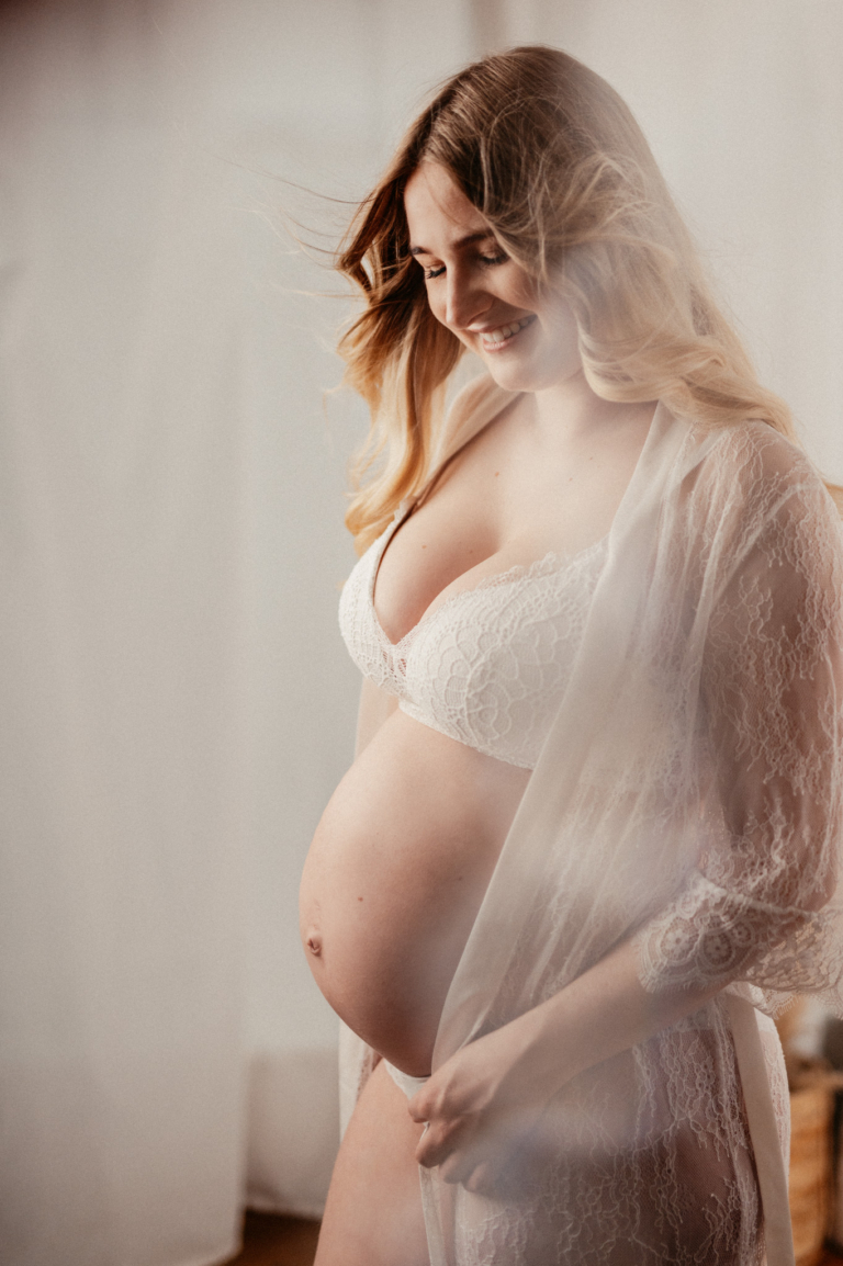 Sinnliches Schwangerschafts Shooting mit Jenni Babybauch Shooting mit Hut photoart hübner 12
