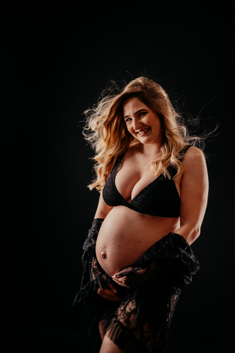 Sinnliches Schwangerschafts Shooting mit Jenni Babybauch Shooting mit Hut photoart hübner 14