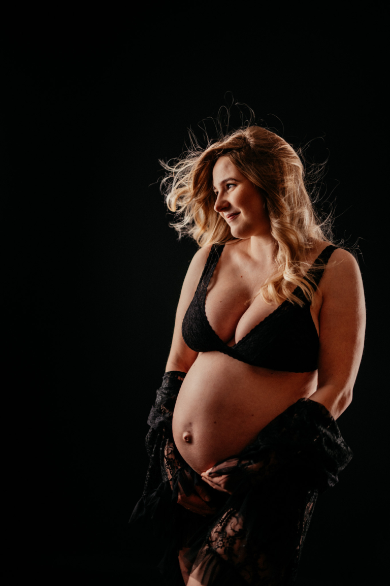 Sinnliches Schwangerschafts Shooting mit Jenni Babybauch Shooting mit Hut photoart hübner 15