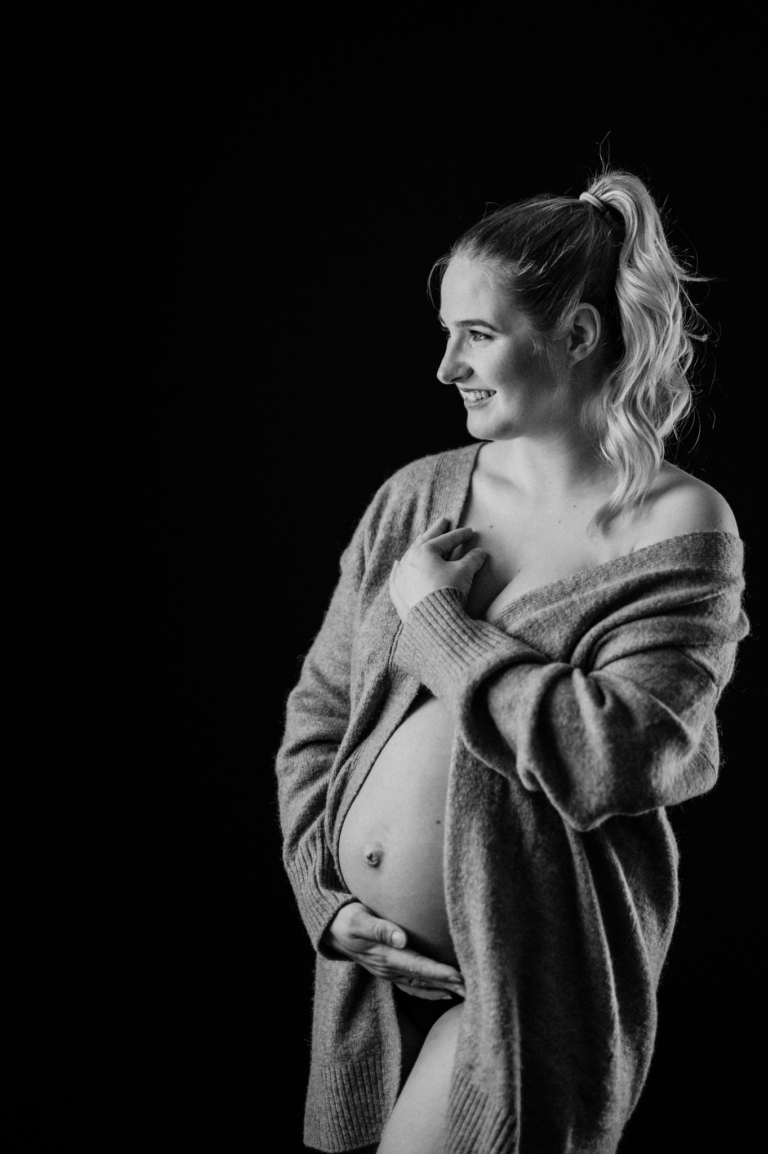 Sinnliches Schwangerschafts Shooting mit Jenni Babybauch Shooting mit Hut photoart hübner 16
