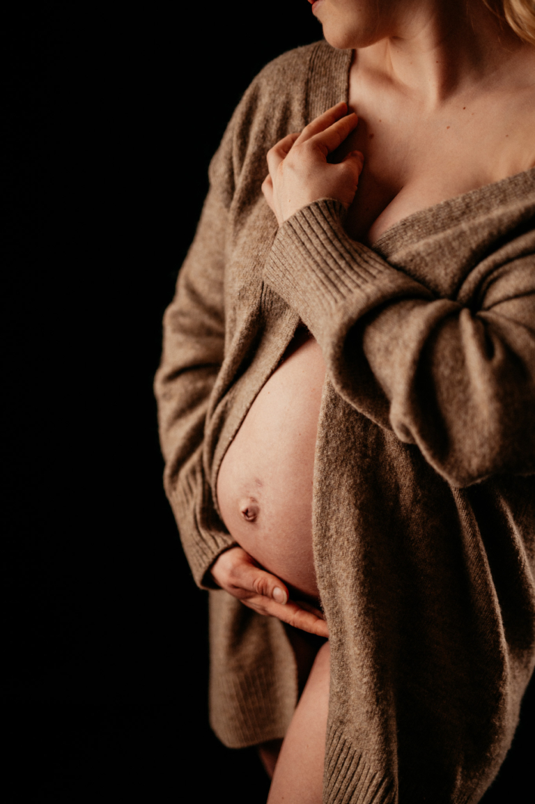 Sinnliches Schwangerschafts Shooting mit Jenni Babybauch Shooting mit Hut photoart hübner 17