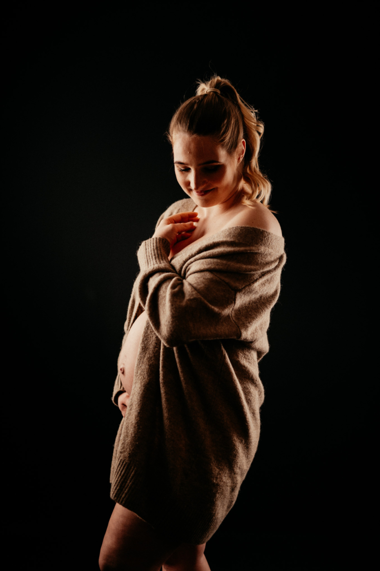 Sinnliches Schwangerschafts Shooting mit Jenni Babybauch Shooting mit Hut photoart hübner 18