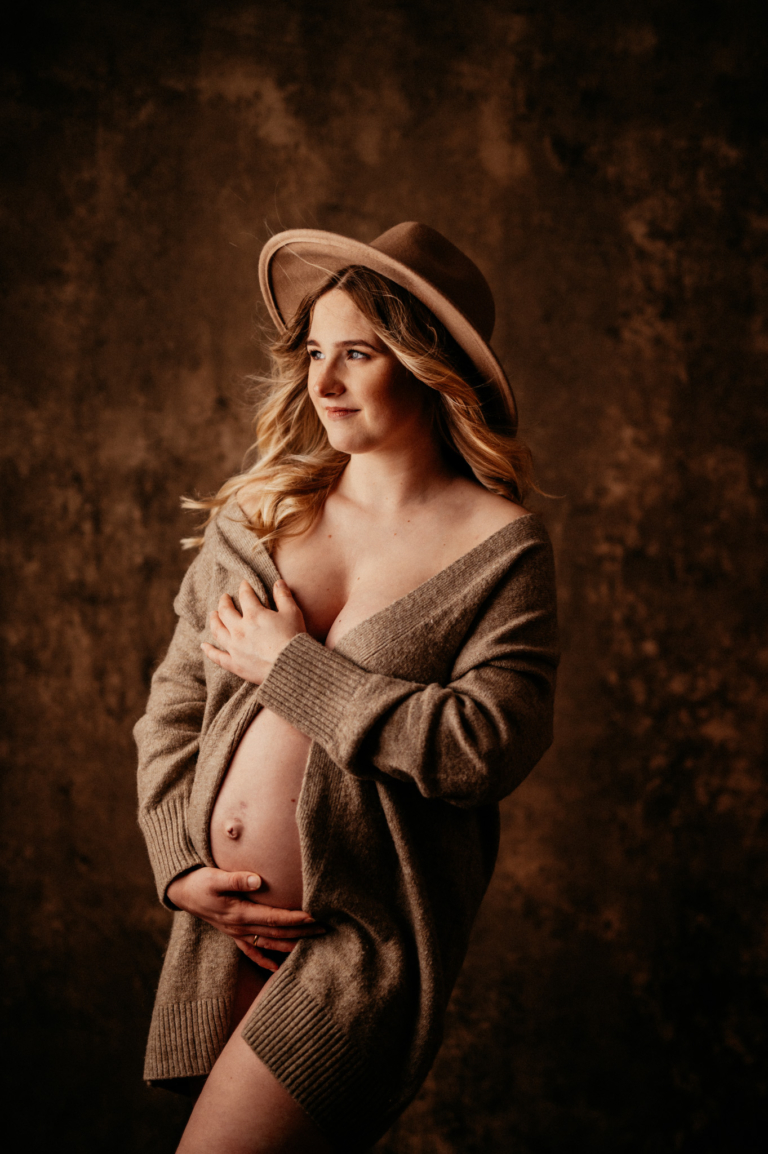 Sinnliches Schwangerschafts Shooting mit Jenni Babybauch Shooting mit Hut photoart hübner 19