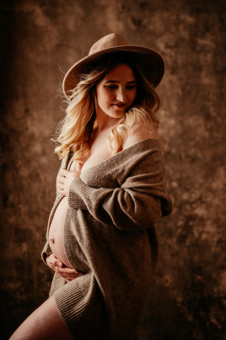 Sinnliches Schwangerschafts Shooting mit Jenni Babybauch Shooting mit Hut photoart hübner 21