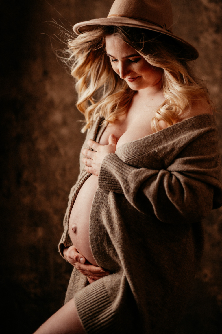 Sinnliches Schwangerschafts Shooting mit Jenni Babybauch Shooting mit Hut photoart hübner 22