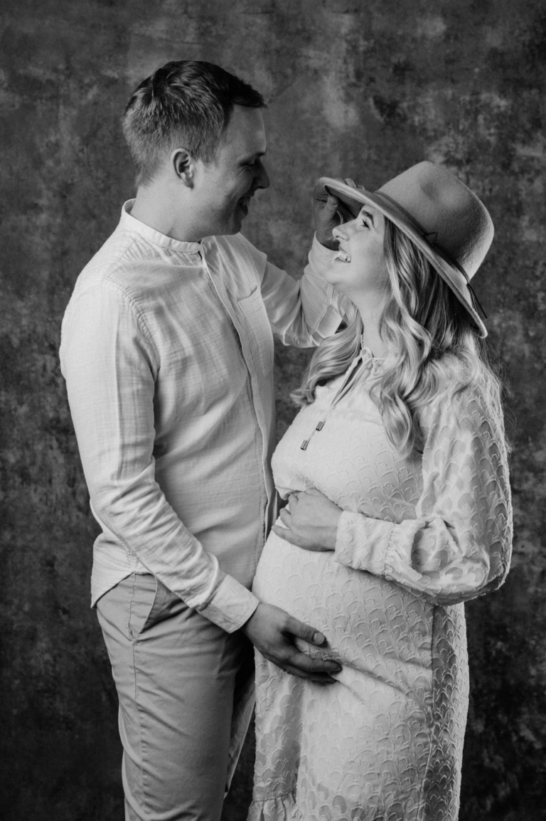 Sinnliches Schwangerschafts Shooting mit Jenni Babybauch Shooting mit Hut photoart hübner 25