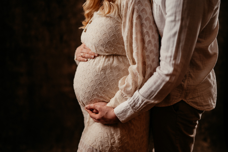 Sinnliches Schwangerschafts Shooting mit Jenni Babybauch Shooting mit Hut photoart hübner 28