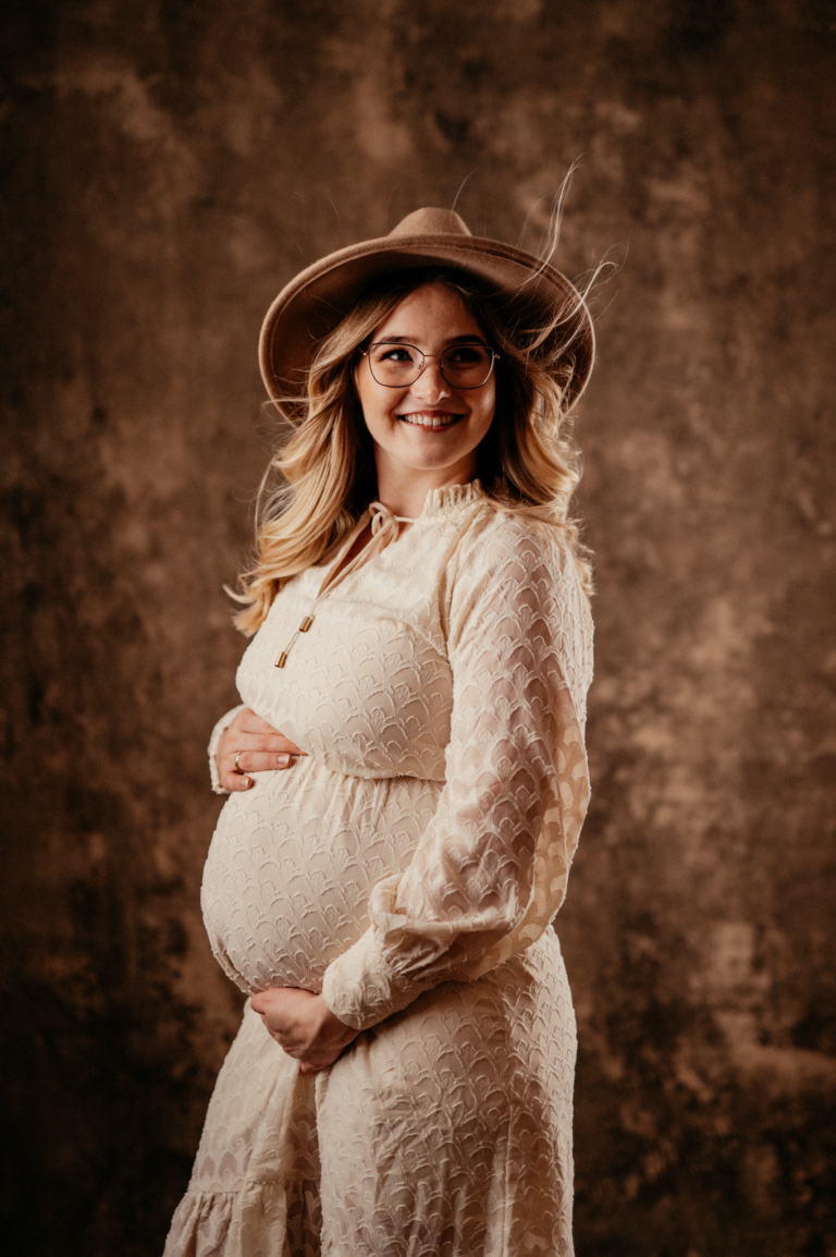 Sinnliches Schwangerschafts Shooting mit Jenni Babybauch Shooting mit Hut photoart hübner 29