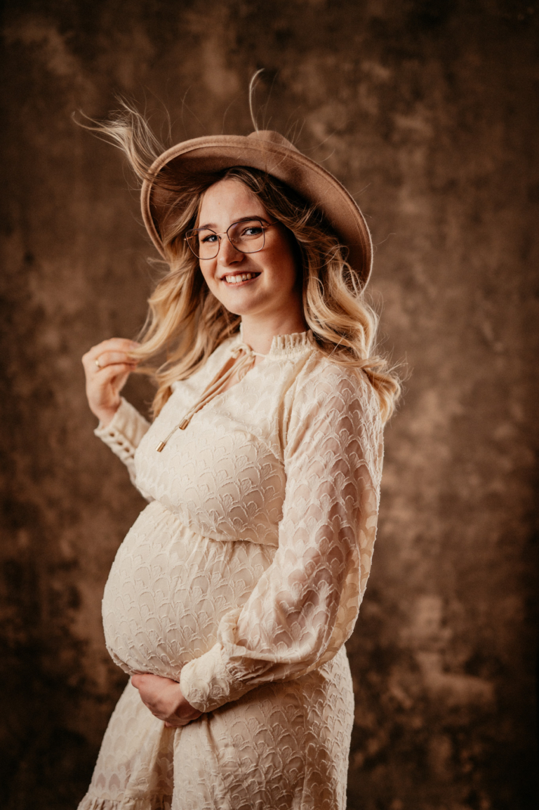 Sinnliches Schwangerschafts Shooting mit Jenni Babybauch Shooting mit Hut photoart hübner 30