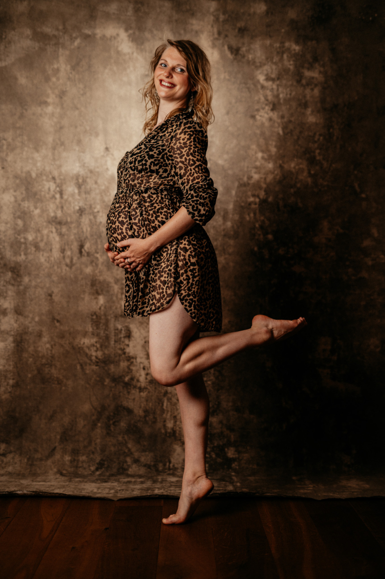 Susann ist schwanger kreatives Babybauch Shooting bei photoart hübner 05