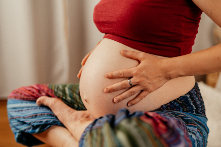 Susann ist schwanger kreatives Babybauch Shooting bei photoart hübner 10