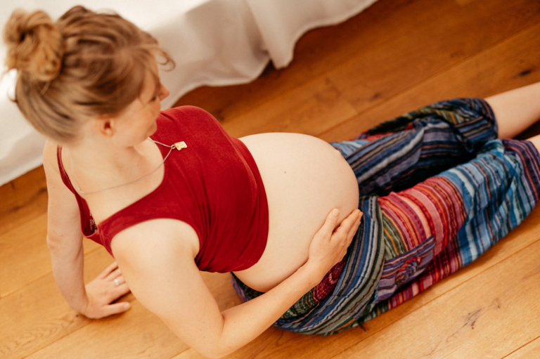 Susann ist schwanger kreatives Babybauch Shooting bei photoart hübner 14