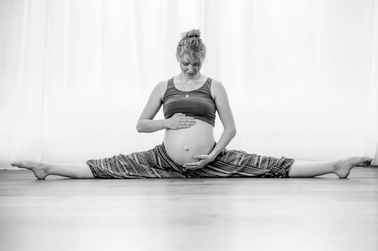 Susann ist schwanger kreatives Babybauch Shooting bei photoart hübner 15