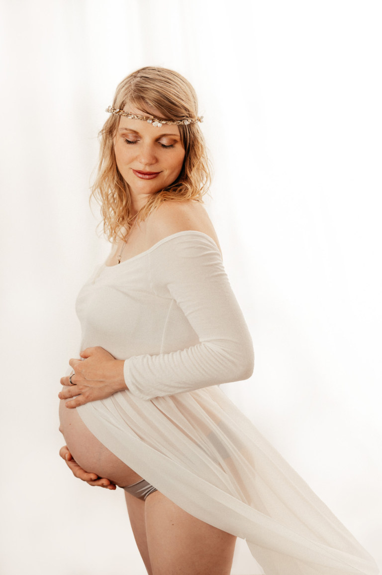 Susann ist schwanger kreatives Babybauch Shooting bei photoart hübner 19