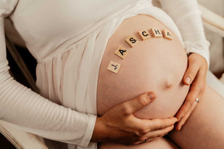 Susann ist schwanger kreatives Babybauch Shooting bei photoart hübner 20